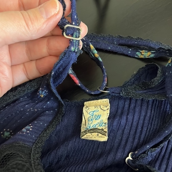 Vintage 1990s Free People tank top with lace accent and floral print, blue L - Picture 9 of 10